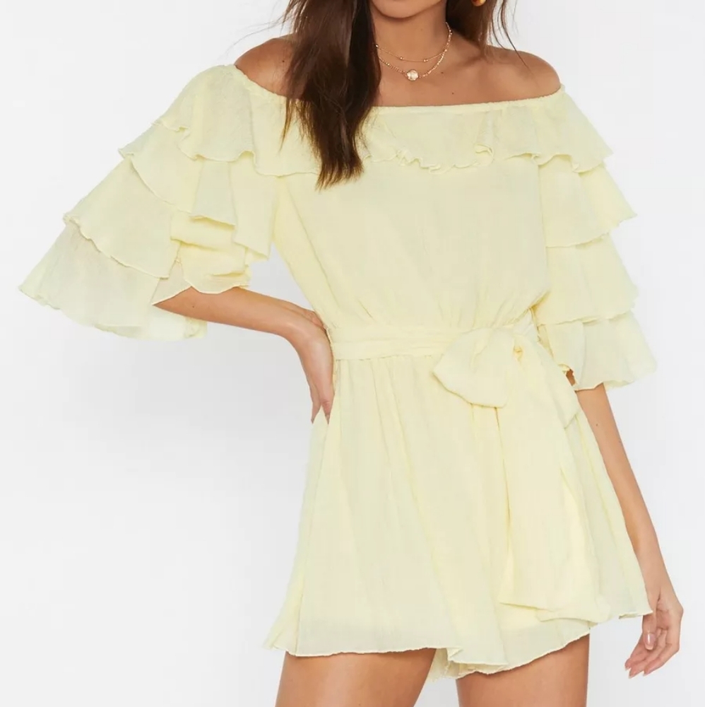 Nasty Gal Move In‎ For The Frill Off the Shoulder Romper - Picture 1 of 8